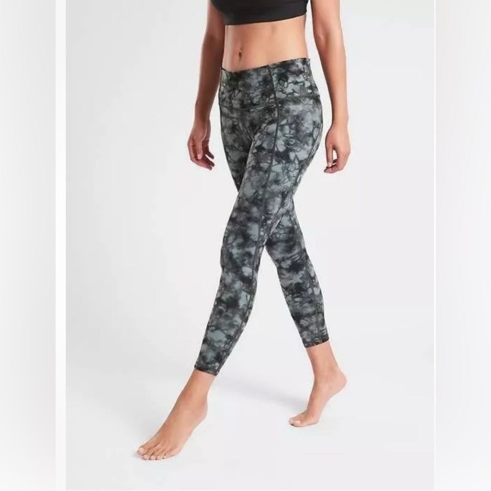 Athleta Salutation Tie Dye 7/8 Leggings in Powervita Yoga Activewear Small